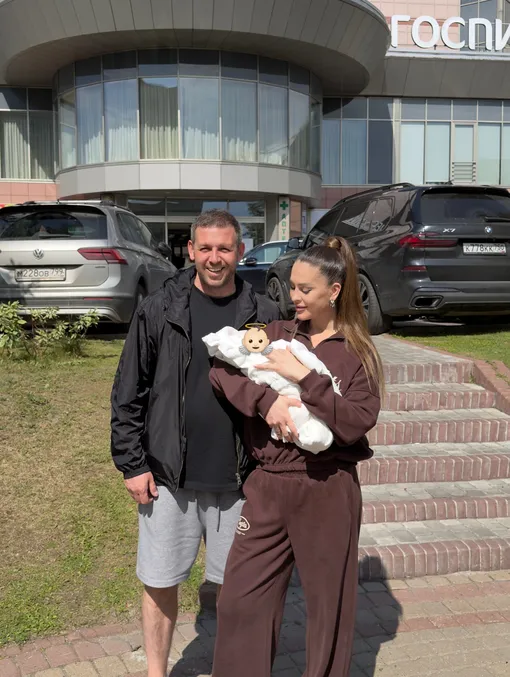 Анна Бузова с мужем и дочерью Анна Бузова с мужем и дочерью