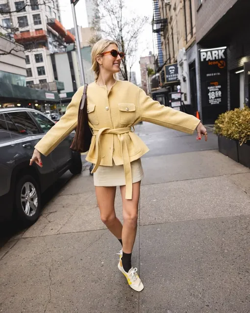 Чтобы создать гармоничный образ, старайся подобрать обувь в тон наряду — это придаст цельность и легкость.