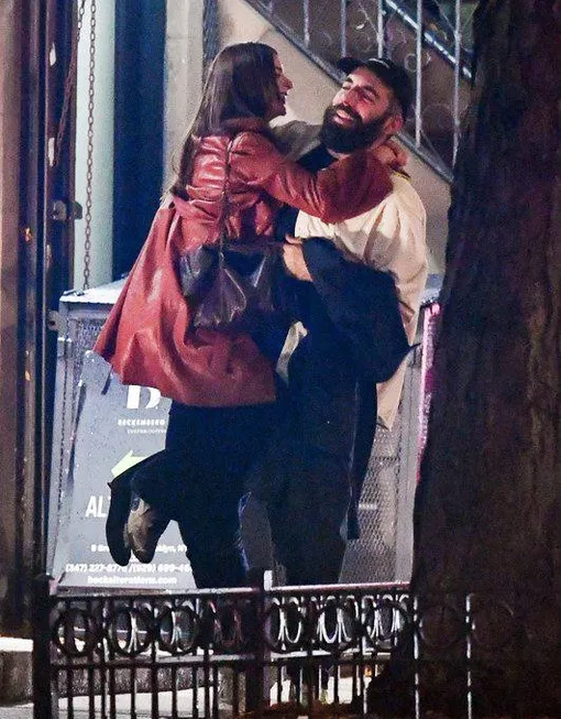 Ромен Гаврас закружил Эмили Ратаковски в объятиях Ромен Гаврас закружил Эмили Ратаковски в объятиях