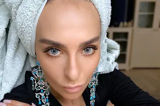 Звезда Comedy Woman похвасталась роскошным бриллиантовым кольцом за два миллиона Звезда Comedy Woman похвасталась роскошным бриллиантовым кольцом за два миллиона