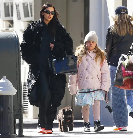 Ирина Шейк и ее дочь Лея выгуливают Арахиса в Нью-Йорке
