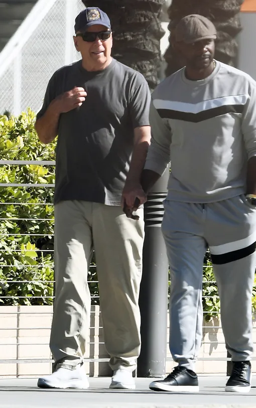 Брюс Уиллис с помощником на прогулке Брюс Уиллис с помощником на прогулке