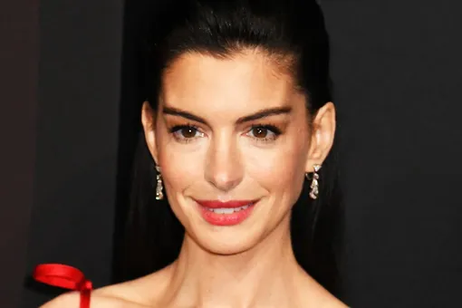 Энн Хэтэуэй растрогалась при встрече с дизайнером своего свадебного платья на премии Энн Хэтэуэй растрогалась при встрече с дизайнером своего свадебного платья на премии