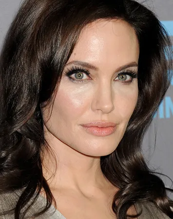 Из брюнетки в блондинку Анджелина превращалась неоднократно из брюнетки в блондинку