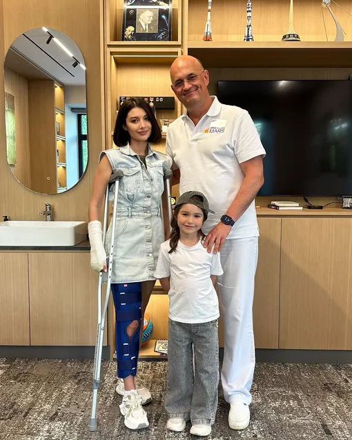 Юлия Ван с дочерью и врачом после избиения Юлия Ван с дочерью и врачом после избиения