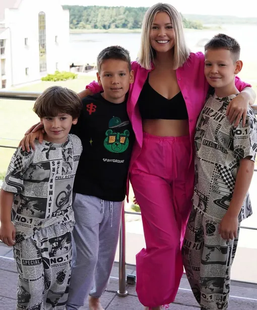 Мария Кожевникова с тремя сыновьями