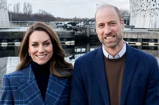 Кейт Миддлтон в синем клетчатом пальто появилась с мужем в Шотландии Кейт Миддлтон в синем клетчатом пальто появилась с мужем в Шотландии