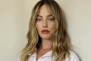 Звезда без бюстгальтера и в мини-шортах с младенцем: Марго Робби на улице Лос-Анджелеса сняли папарацци Звезда без бюстгальтера и в мини-шортах с младенцем: Марго Робби на улице Лос-Анджелеса сняли папарацци