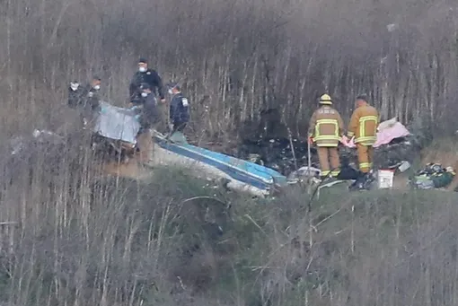 Спасатели на месте крушения вертолета