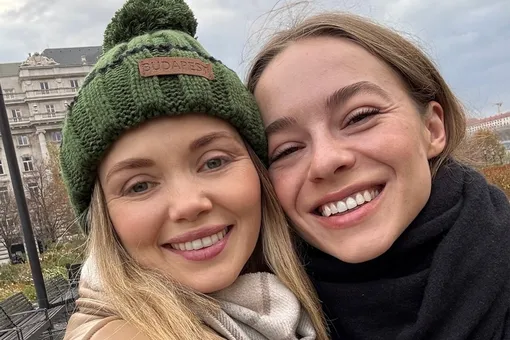 «Мы в Будапеште!»: Ольга Кузьмина впервые за три года встретилась с уехавшей из России подругой по сериалу «Кухня» «Мы в Будапеште!»: Ольга Кузьмина впервые за три года встретилась с уехавшей из России подругой по сериалу «Кухня»