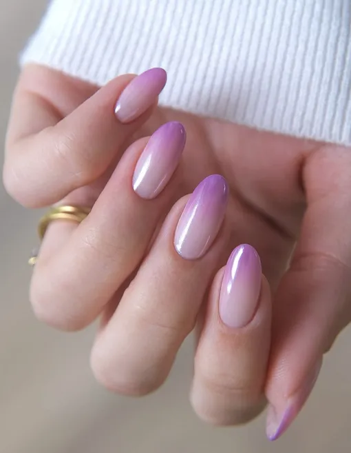 Пурпурное омбре на ногтях