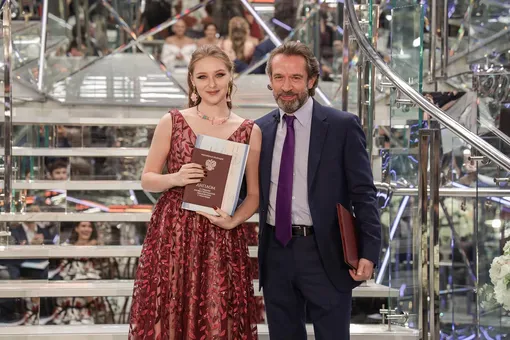 Девушка строит актерскую карьеру Девушка строит актерскую карьеру