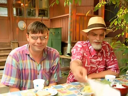 Василий Антонов (справа) в сериале «33 квадратных метра»