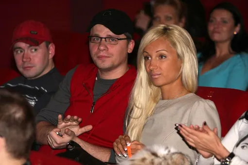 С первой женой Юлией Лещенко Гарик Харламов познакомился в ночном клубе, где девушка работала администратором Гарик Харламов биография