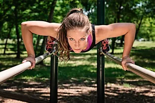 Отжимания на брусьях: техника и программа тренировок