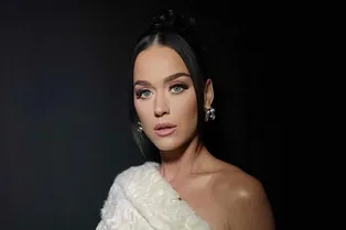 Кэти Перри показала фигуру в обтягивающем наряде с глубоким декольте