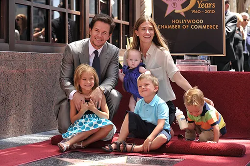 Марк Уолберг с семьей Марк Уолберг с семьей