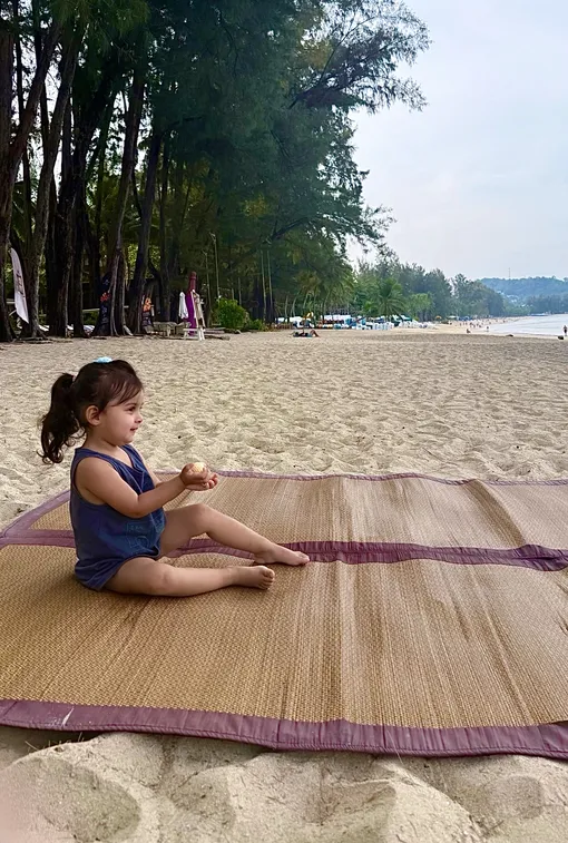 Дочь Равшаны Курковой на пляже