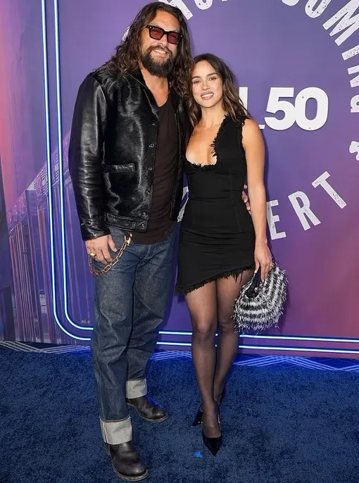 Джейсон Момоа вышел в свет с новой возлюбленной