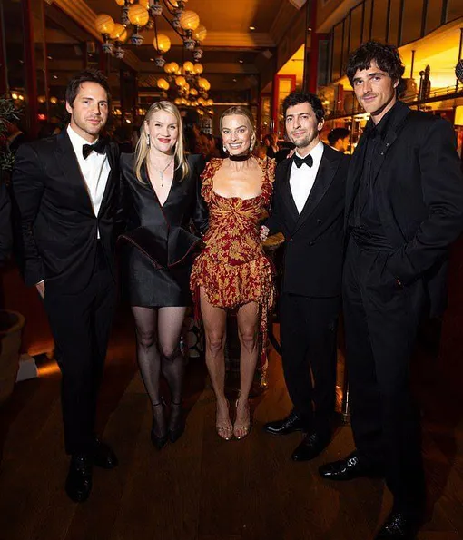 Эксперт по языку тела заметила напряжение в теле Тома Акерли на совместном фото с Марго Робби и Джейкобом Элорди