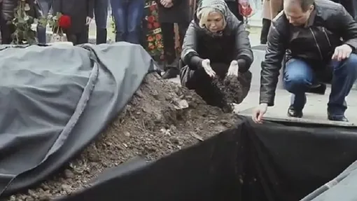 Мария Максакова на похоронах мужа Мария Максакова на похоронах мужа