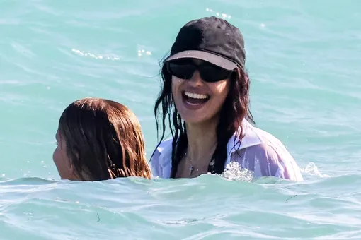 10 откровенных фото — Ирину Шейк в бикини в горошек заметили с дочерью на пляже в Майами 10 откровенных фото — Ирину Шейк в бикини в горошек заметили с дочерью на пляже в Майами