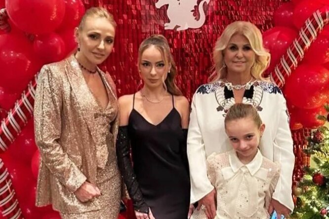 «Просыпаемся от новогодней ночи!»: Татьяна Навка вместе с дочерьми от обоих мужей и мамой обратилась к россиянам