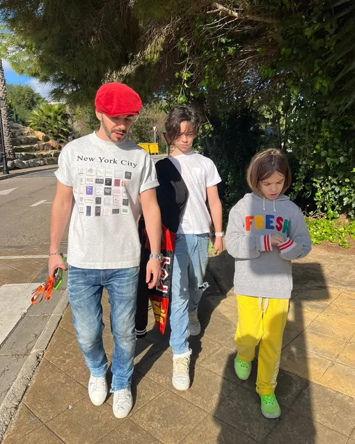 Тимур Родригез с детьми