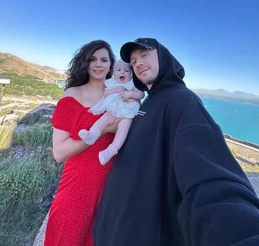 Алиана Устиненко с дочерью и избранником