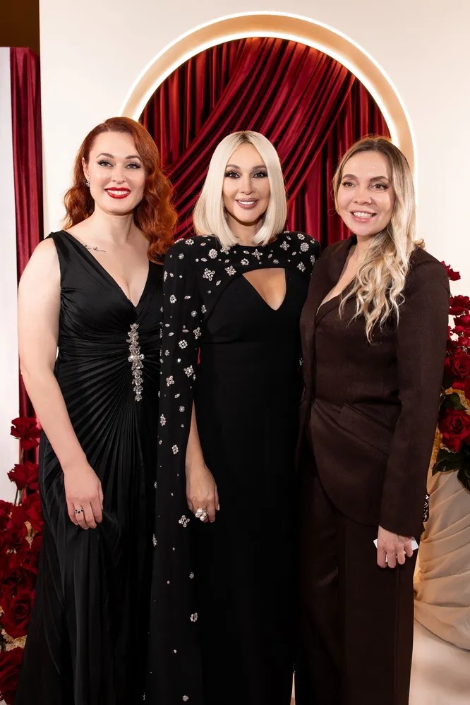 Юлия Капралова (Mantera Supreme), Лера Кудрявцева и гостья бала Юлия Капралова (Mantera Supreme), Лера Кудрявцева и гостья бала