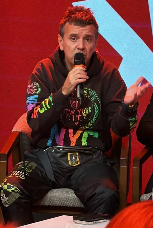 Андрей Губин поддержал молодой коллектив, исполнивший его песню Андрей Губин поддержал молодой коллектив, исполнивший его песню
