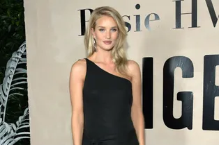 Рози Хантингтон-Уайтли впервые вышла в свет после объявления о беременности