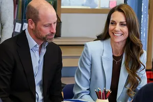 Кейт Миддлтон в особом ожерелье и голубом блейзере вышла в свет с мужем в годовщину свадьбы