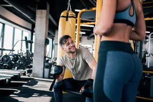 Как флиртовать в спортзале: 7 полезных советов