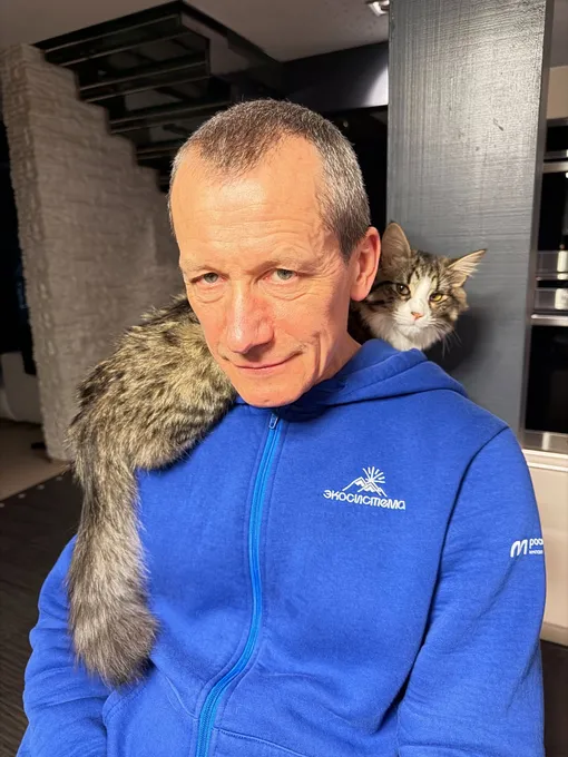 Муж актрисы Андрей Шаронов с котом Муж актрисы Андрей Шаронов с котом