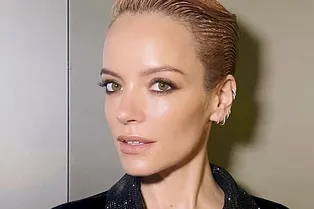 «Открыла всё, что можно»: Лили Аллен в прозрачном платье с вырезами появилась на вручении премий самым успешным женщинам «Открыла всё, что можно»: Лили Аллен в прозрачном платье с вырезами появилась на вручении премий самым успешным женщинам