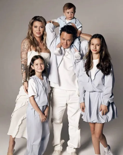 Илья Соболев с женой и детьми