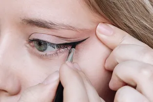 Стрелки мести: как повторить макияж глаз, который заменит тебе маленькое черное платье