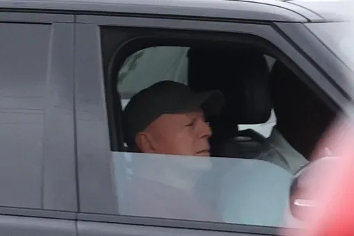 Опирался на руку помощника: больного деменцией Брюса Уиллиса заметили на редкой прогулке Опирался на руку помощника: больного деменцией Брюса Уиллиса заметили на редкой прогулке