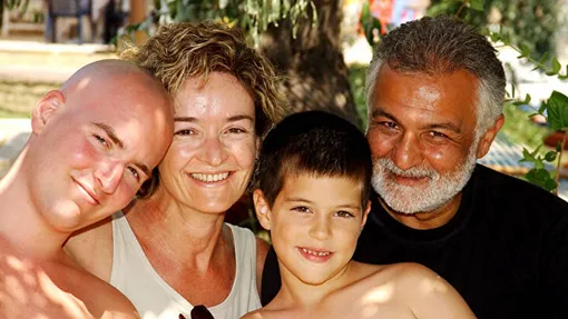 Кенан Ишик с женой и сыновьями