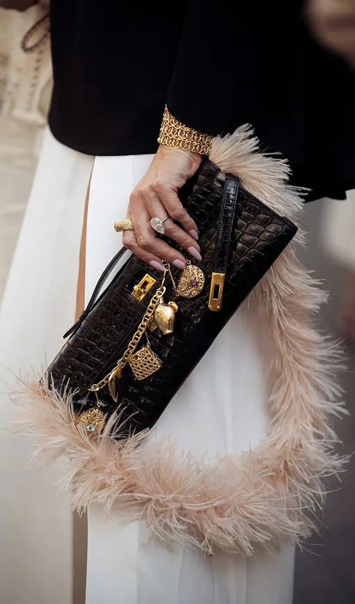 ...и как идет сияние камню справа.