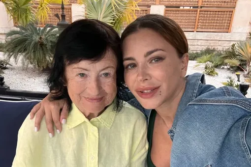Ани Лорак показала редкие фото с мамой в день ее рождения