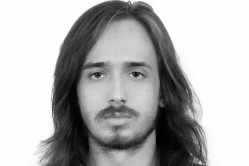 Погиб упавший с дерева 35-летний российский писатель, поэт и художник Алан Жуковский Погиб упавший с дерева 35-летний российский писатель, поэт и художник Алан Жуковский