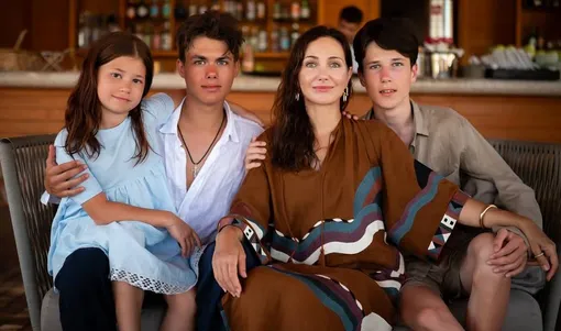 Екатерина Климова с младшей дочерью и сыновьями