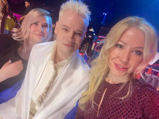 Людмила Дронова (мама певца), Ярослав и его невеста Екатерина Мизулина на «Интервидении» Людмила Дронова (мама певца), Ярослав и его невеста Екатерина Мизулина на «Интервидении»