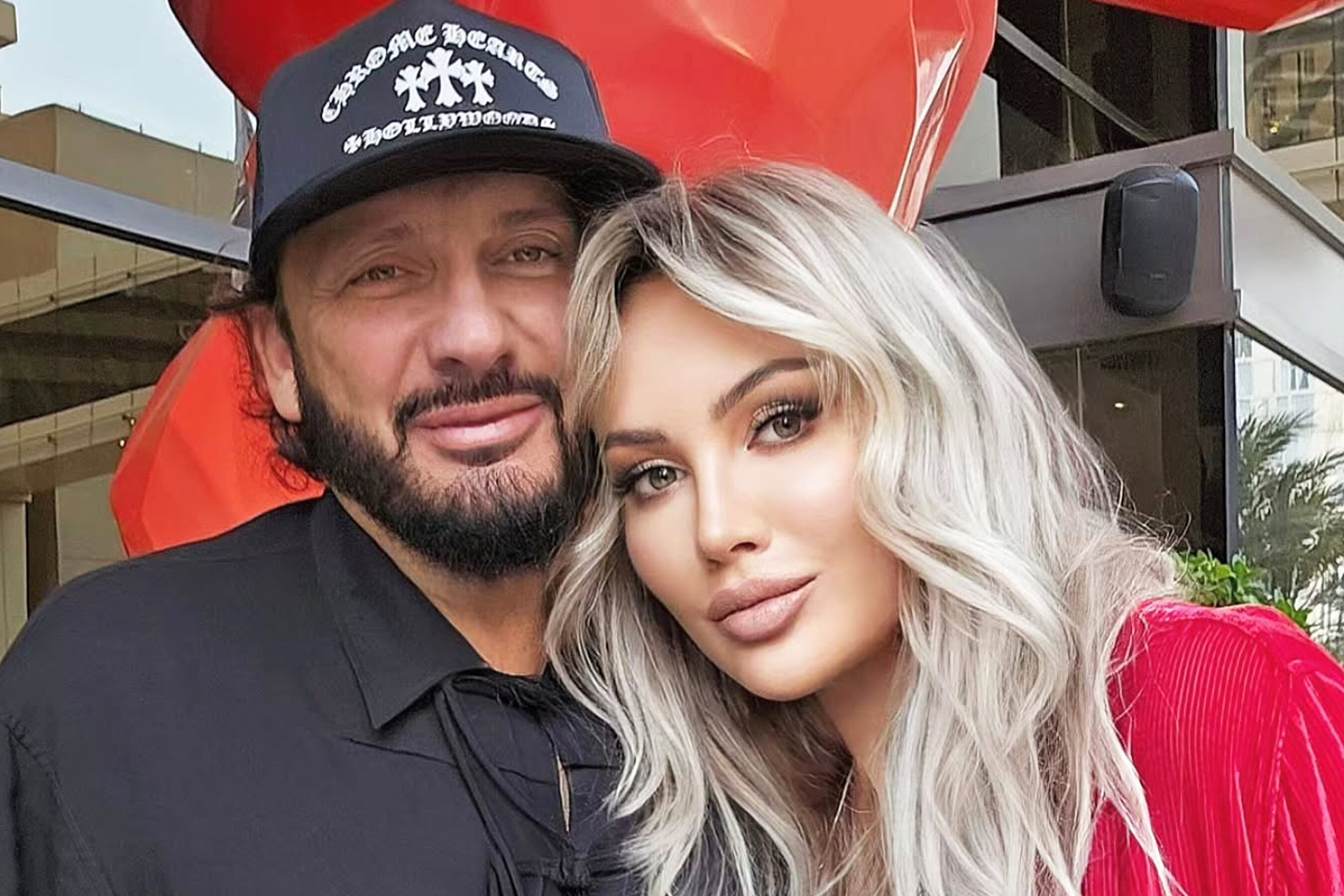 Жена Стаса Михайлова показала, как он целовал ее у праздничной ёлки в холле особняка