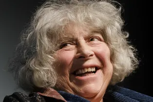 «Я ненавижу свою большую грудь»: 82-летняя звезда «Гарри Поттера» Мириам Маргулис снялась обнаженной для модного глянца «Я ненавижу свою большую грудь»: 82-летняя звезда «Гарри Поттера» Мириам Маргулис снялась обнаженной для модного глянца