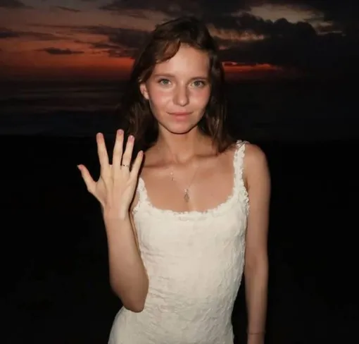 Алиса Кожикина показала помолвочное кольцо