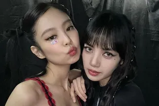 BLACKPINK в своем стиле: Лиса разорвала на части подарок с упоминанием Дженни BLACKPINK в своем стиле: Лиса разорвала на части подарок с упоминанием Дженни