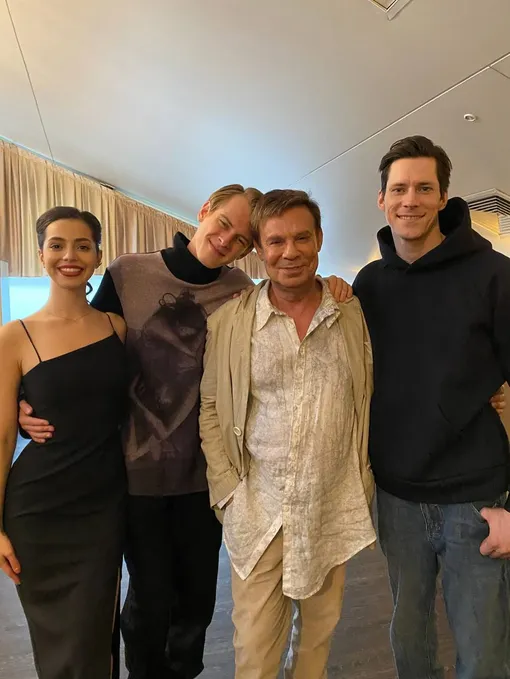 Ефим Шифрин отлично чувствует себя в обществе молодых коллег Ефим Шифрин отлично чувствует себя в обществе молодых коллег